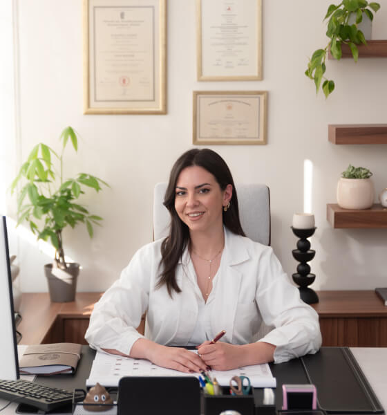 Η ιατρός Μαρία Ζάχου στο γραφείο